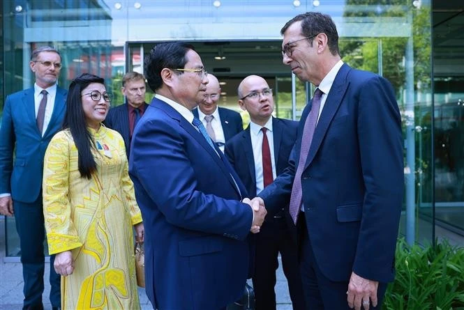 El primer ministro de Vietnam, Pham Minh Chinh (izquierda) se reúne con dirigentes de la Sociedad Nacional de Ferrocarriles de Francia (Fuente: VNA)