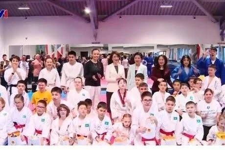 Ngo Phuong Ly, esposa del secretario general del PCV, To Lam (cuarta desde derecha, tercera fila), visita el centro de entrenamiento para atletas con discapacidad en Kazajistán (Foto: vtv.vn)