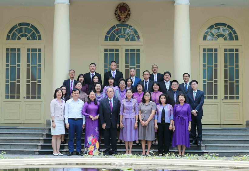 Delegados de la Fundación del Premio Princesa Maha Chakri posan una foto en la embajada de Tailandia en Hanoi (Fuente: VNA)