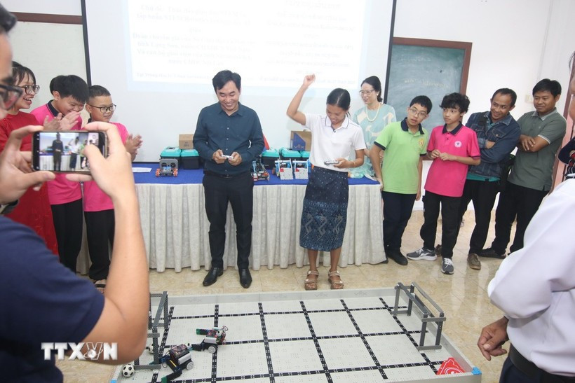 Profesores y alumnos experimentan con la robótica. (Foto: VNA)