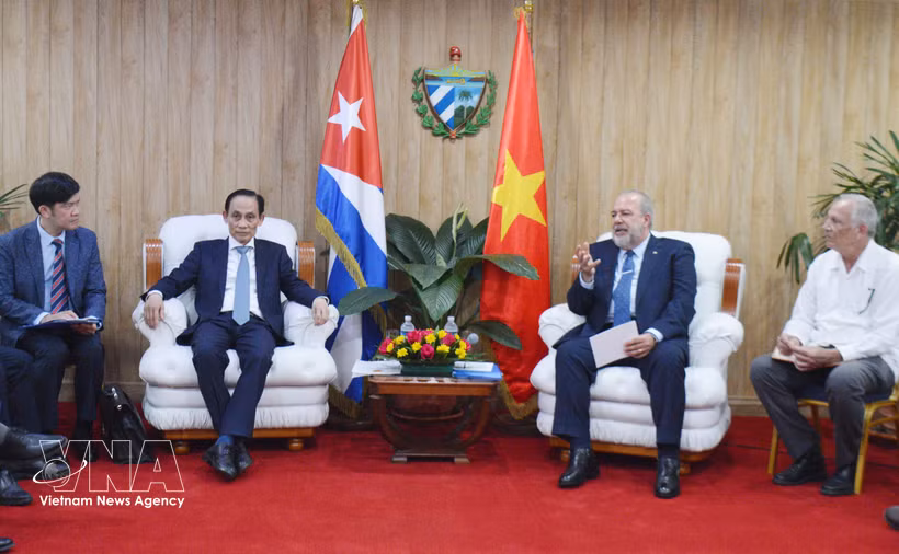 En la reunión entre el canciller vietnamita, Le Hoai Trung, y el primer ministro cubano, Manuel Marrero Cruz (Fuente: VNA)