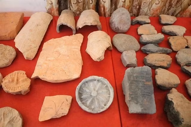 Más de dos mil 300 piezas de moldes de bronce para tambores fueron recolectadas durante una reciente excavación en la antigua ciudadela de Luy Lau, en la provincia norteña vietnamita de Bac Ninh (Fuente: VNA)