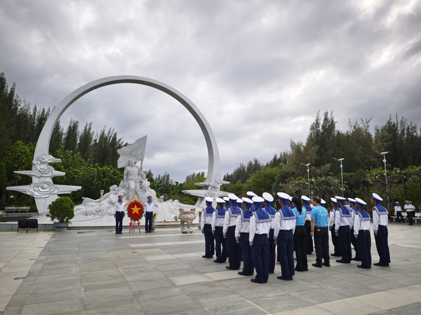 La delegación de trabajo del Comité Estatal sobre Vietnamitas en el Extranjero, el Ministerio de Asuntos Exteriores y el Club Hoang Sa - Truong Sa de Polonia ofreció incienso en el monumento conmemorativo de Gac Ma. Foto: VNA