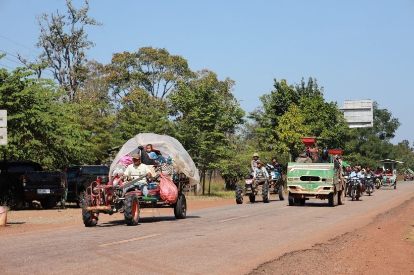 Camboyanos en la provincia de Preah Vihear, fronteriza con Tailandia, evacuados para evitar el conflicto, 8 de diciembre de 2025. Foto: Xinhua/TTXVN