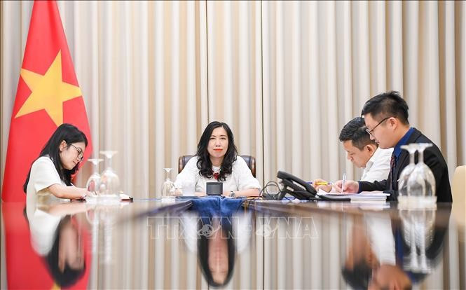 La viceministra de Relaciones Exteriores de Vietnam, Le Thi Thu Hang, sostiene una conversación telefónica con su homólogo de Kirguistán, Meder Abakirov (Fuente: VNA)