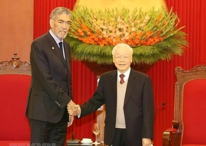 El secretario general del Movimiento de Izquierda Unida (MIU) de la República Dominicana, Miguel Mejía y el secretario general del Partido Comunista de Vietnam, Nguyen Phu Trong (Fuente: VNA)