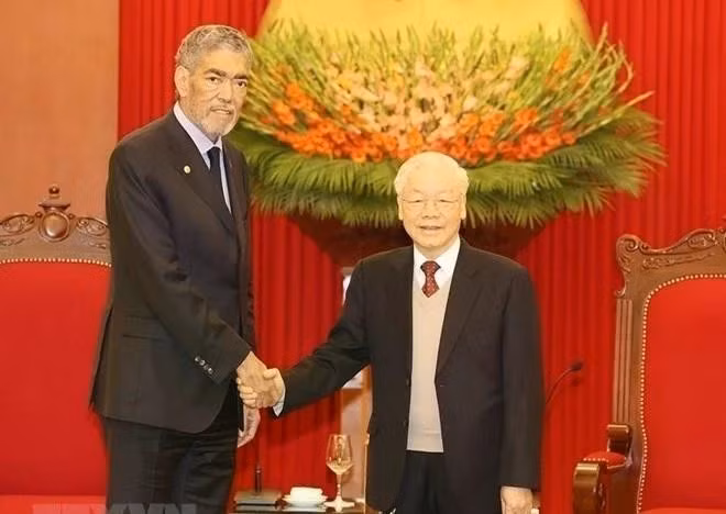 El secretario general del Movimiento de Izquierda Unida (MIU) de la República Dominicana, Miguel Mejía y el secretario general del Partido Comunista de Vietnam, Nguyen Phu Trong (Fuente: VNA)