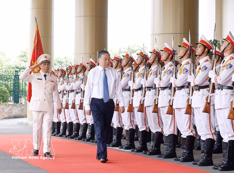 El secretario general del Partido Comunista de Vietnam y presidente de la República, To Lam, visita el Centro Técnico Profesional del Ministerio de Seguridad Pública (Fuente: VNA)