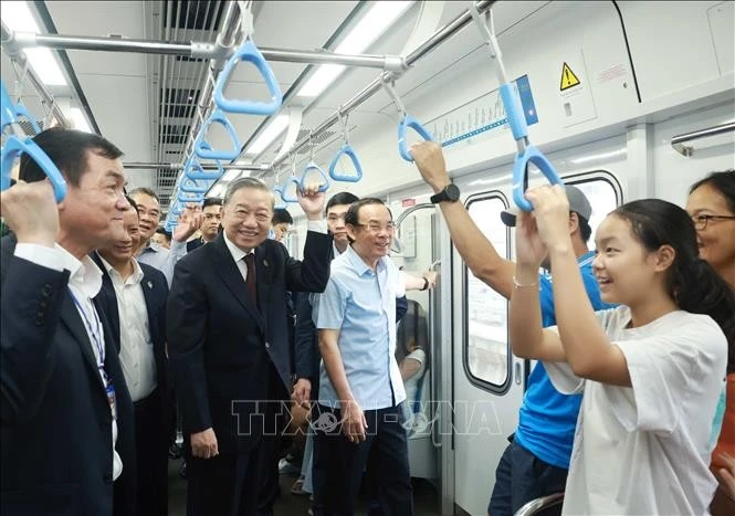 el secretario general del Partido Comunista de Vietnam (PCV), To Lam (centro) experimenta la línea de metro Ben Thanh-Suoi Tien (Fuente: VNA)