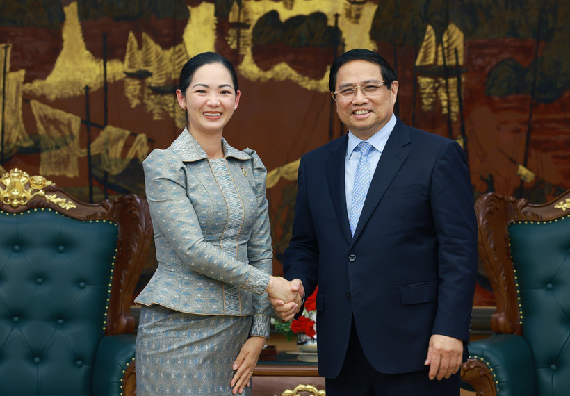 El primer ministro vietnamita, Pham Minh Chinh recibe a la ministra de Comercio de Camboya, Cham Nimul (Fuente: VNA)