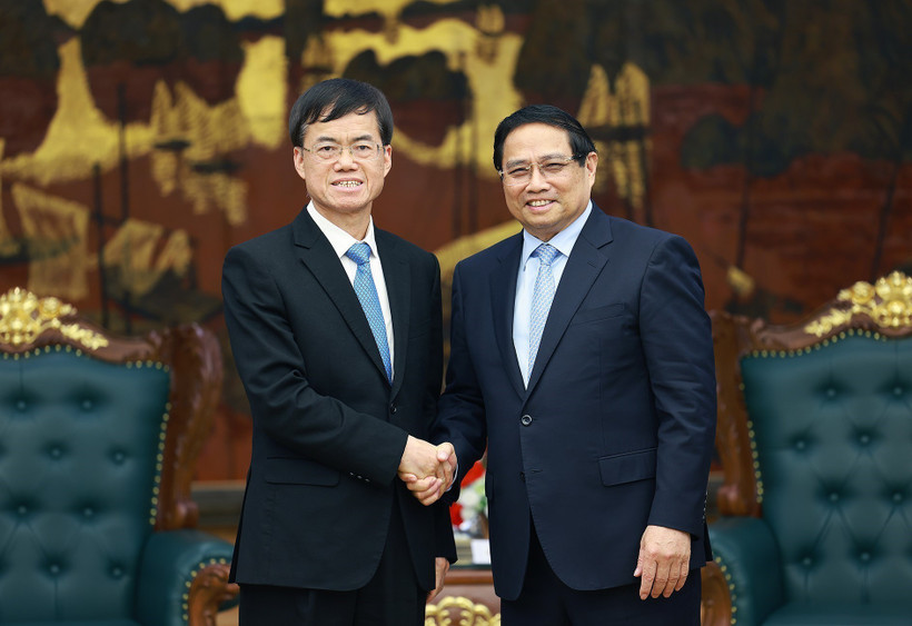 El primer ministro vietnamita, Pham Minh Chinh (derecha) recibe a Pei Jinjia, ministro de Asuntos de Veteranos de China (Fuente: VNA)