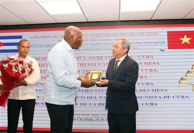 Do Viet Ha, presidente de la Unión de Organizaciones de Amistad de Ciudad Ho Chi Minh, entregó el logotipo de la Unión al vicepresidente de Cuba, Salvador Valdés Mesa (Fuente: VNA)