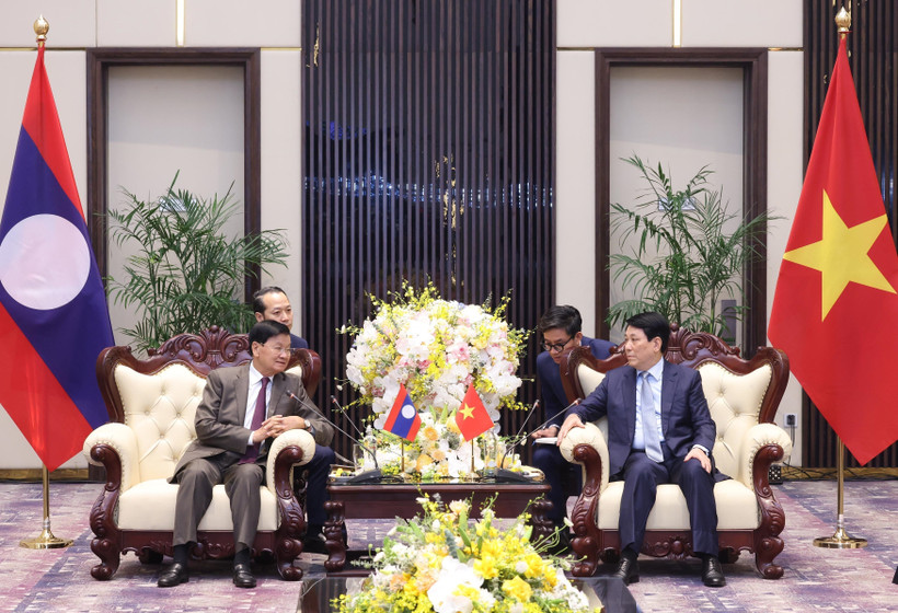 El presidente vietnamita, Luong Cuong (derecha) recibe al secretario general del Partido Popular Revolucionario (PRPL) y presidente de Laos, Thongloun Sisoulith. (Foto: VNA)