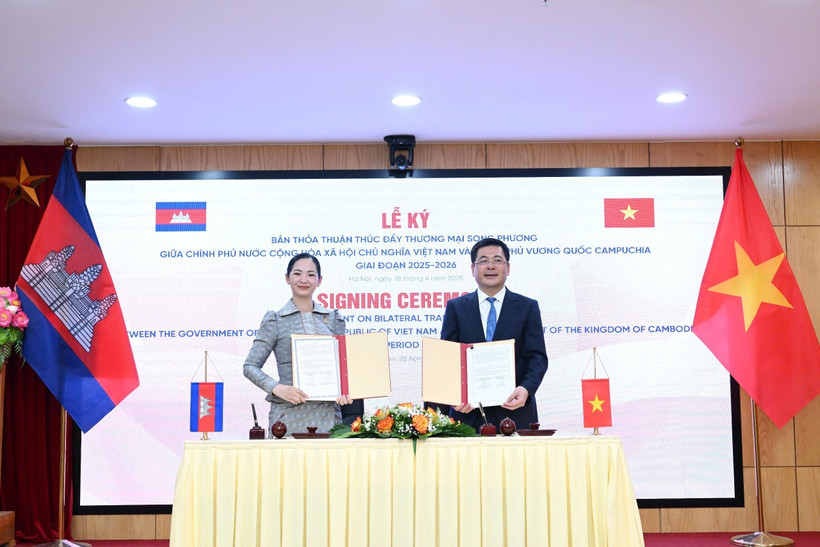 El ministro de Industria y Comercio de Vietnam, Nguyen Hong Dien y la ministra de Comercio de Camboya, Cham Nimul (Fuente: VNA)