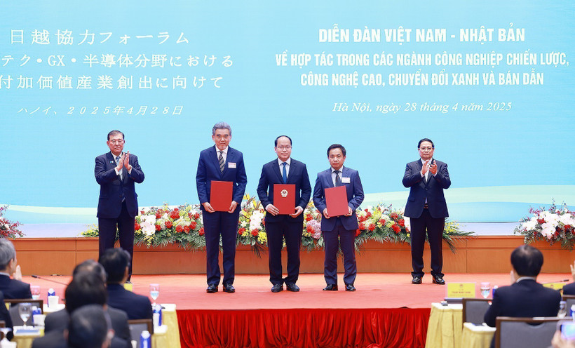 El primer ministro Pham Minh Chinh y el premier japonés, Ishiba Shigeru, presencian la firma de un acuerdo de cooperación en materia de inversiones entre empresas de los dos países (Fuente: VNA)