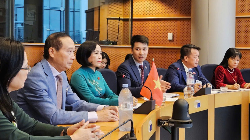 En conversaciones entre la vicepresidenta del Parlamento vietnamita Nguyen Thi Thanh con el primer vicepresidente del Senado de Bélgica, Andries Gryffroy (Fuente: daibieunhandan.vn)