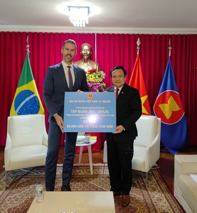 El grupo JBS dona 20.000 dólares y miles de mantas, sábanas y colchones para las familias afectadas (Fuente: VNA)