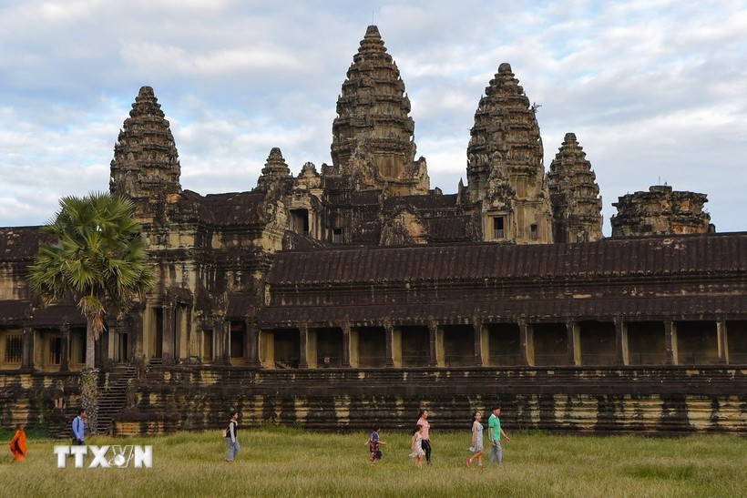 Turistas visitan el templo de Angkor Wat en la provincia de Siem Reap, Camboya. (Foto: AFP/VNA)