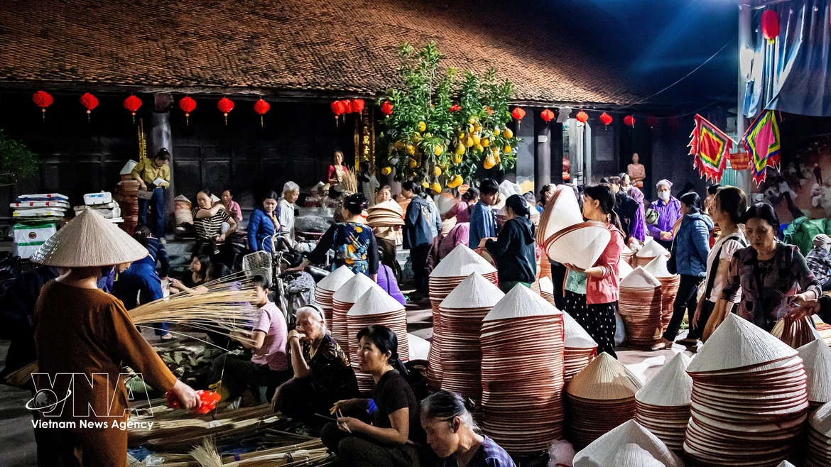 Mercado de sombreros cónicos en Hanoi preserva tradición