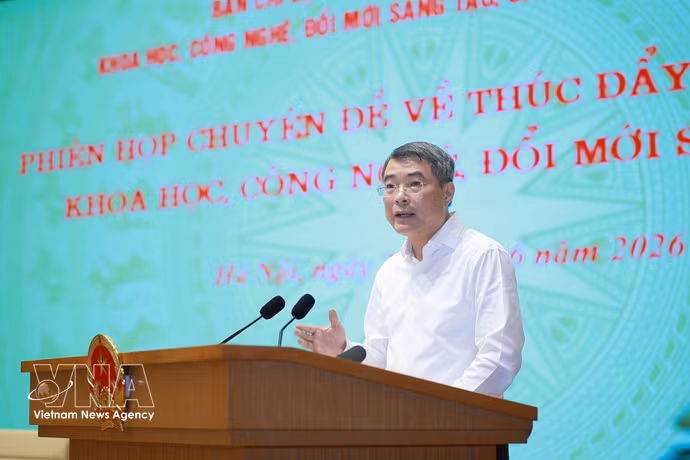 El primer ministro de Vietnam, Le Minh Hung, ordena priorizar recursos para productos tecnológicos estratégicos. (Foto: VNA)