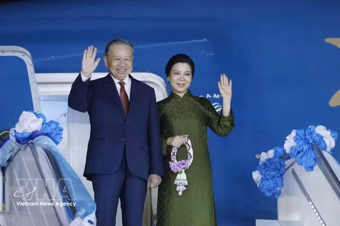El secretario general del Partido Comunista y presidente de Vietnam, To Lam, acompañado por su cónyuge, Ngo Phuong Ly, viaja a Singapur para una visita de Estado. (Foto: VNA)