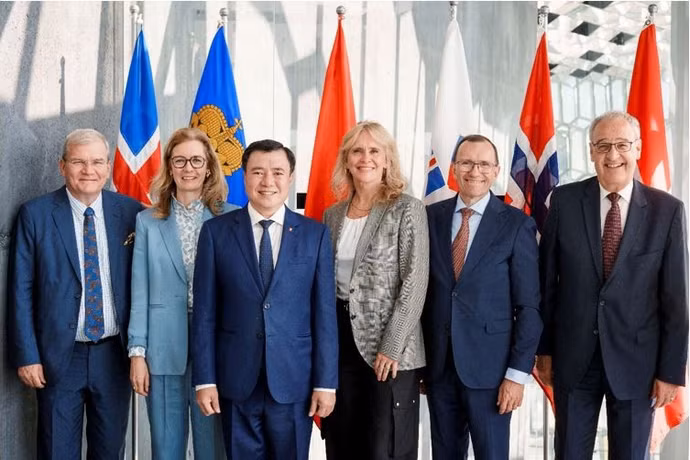 El viceministro vietnamita de Industria y Comercio, Nguyen Sinh Nhat Tan, y representantes de los países de la EFTA. (Foto: tapchicongthuong.vn)