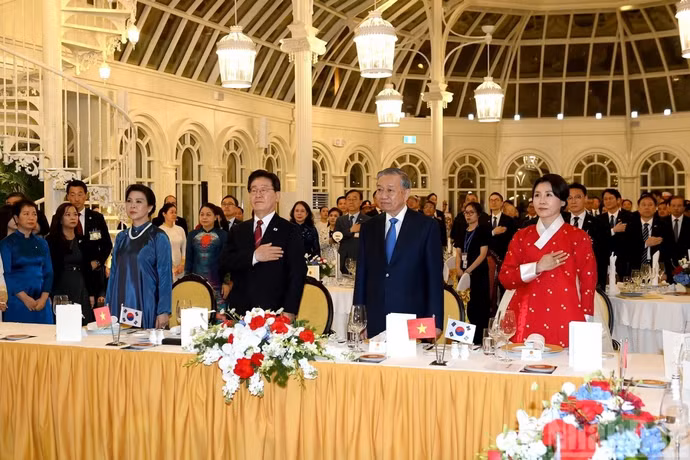 El secretario general del Partido Comunista de Vietnam y presidente del Estado, To Lam, junto con su esposa Ngo Phuong Ly, ofrecen banquete en honor al presidente de Corea del Sur, Lee Jae Myung, y su esposa Kim Hae Kyung. (Foto: Nhandan)