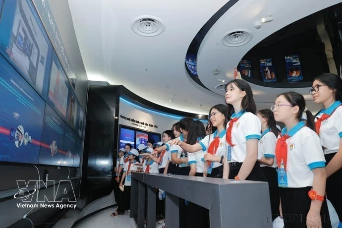 Representantes infantiles visitan el Grupo militar de Industria y Telecomunicaciones Viettel. (Foto: VNA) 