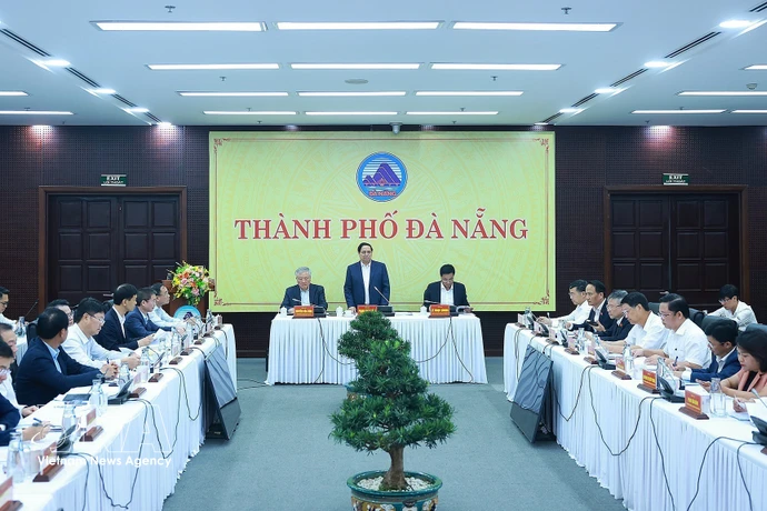 El primer ministro de Vietnam, Pham Minh Chinh, en una reunión de trabajo con el Buró Ejecutivo del Comité del Partido Comunista de Vietnam en la ciudad central de Da Nang (Foto: VNA)