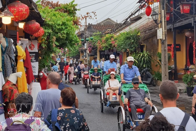 Turistas en el casco antiguo de Hoi An. (Foto: VNA)
