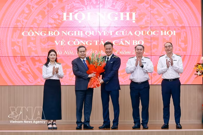 El presidente de la Asamblea Nacional de Vietnam, Tran Thanh Man, felicita a Nguyen Huu Nghia, Auditor General del Estado para el mandato 2026-2031. (Foto: VNA)