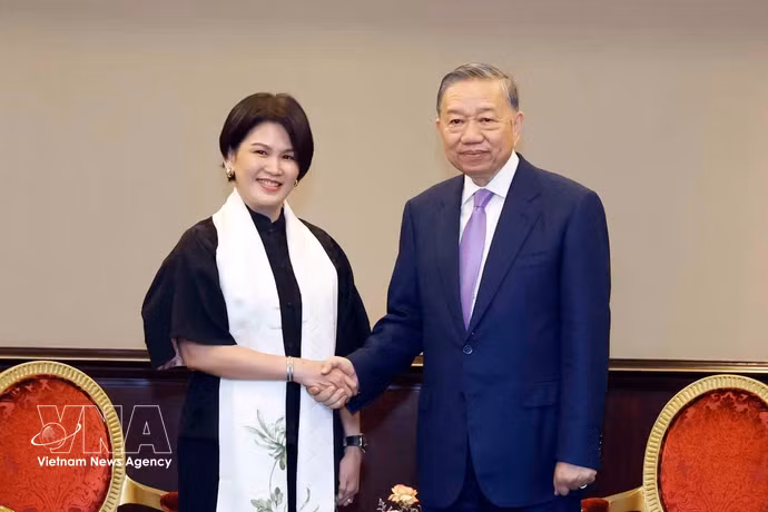 El secretario general del Partido Comunista de Vietnam y presidente del país , To Lam, recibe a Chin Yin Ong, copresidenta y directora general de Desarrollo Organizacional de Grab. (Foto: VNA)