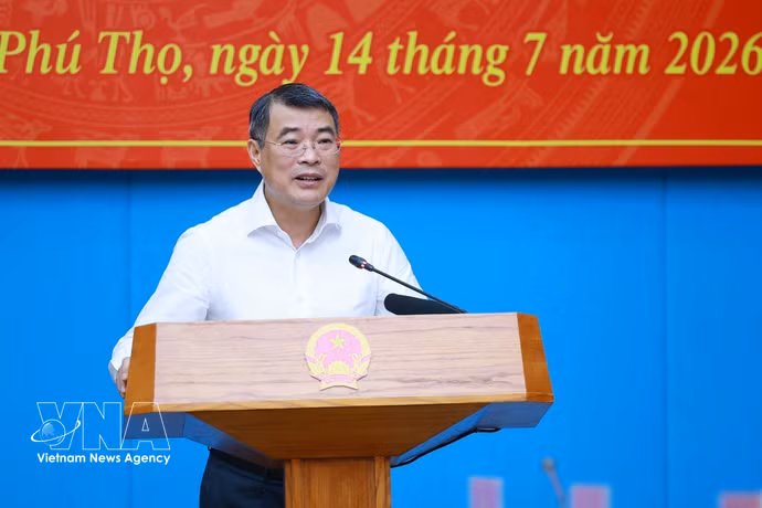 El primer ministro Le Minh Hung en la reunión. (Foto: VNA)