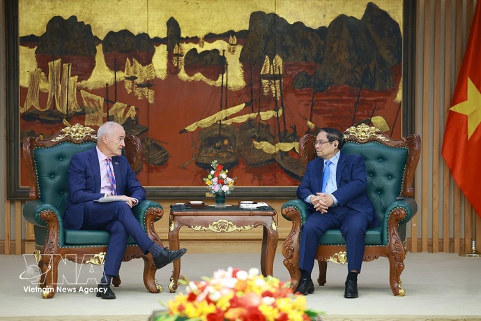 El primer ministro de Vietnam, Pham Minh Chinh, recibe al profesor Alec Cameron, rector y vicepresidente del Consejo de la Universidad RMIT de Melbourne, Australia. (Foto: VNA)