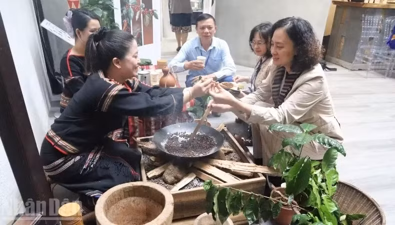 Turistas prueban el café de Buon Ma Thuot. (Foto: nhandan.vn)