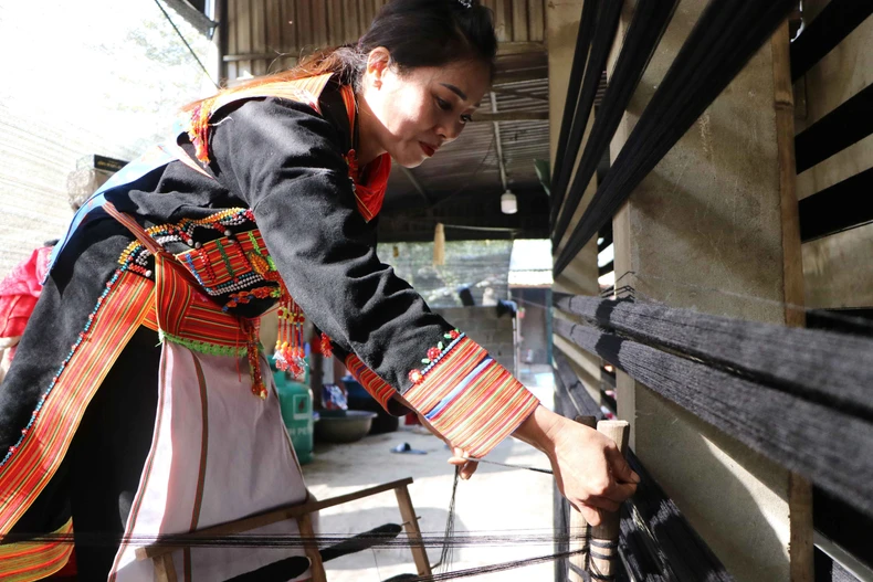 Se trenzan pequeñas y cortas hebras de tela y se estiran para formar hilos largos. Foto: VNA