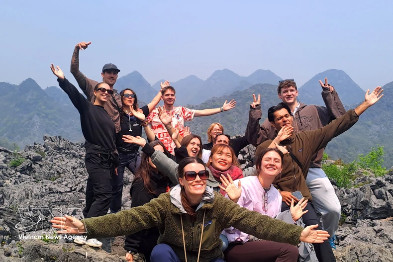 Turistas foráneos exploran Ha Giang. (Foto: VNA) 