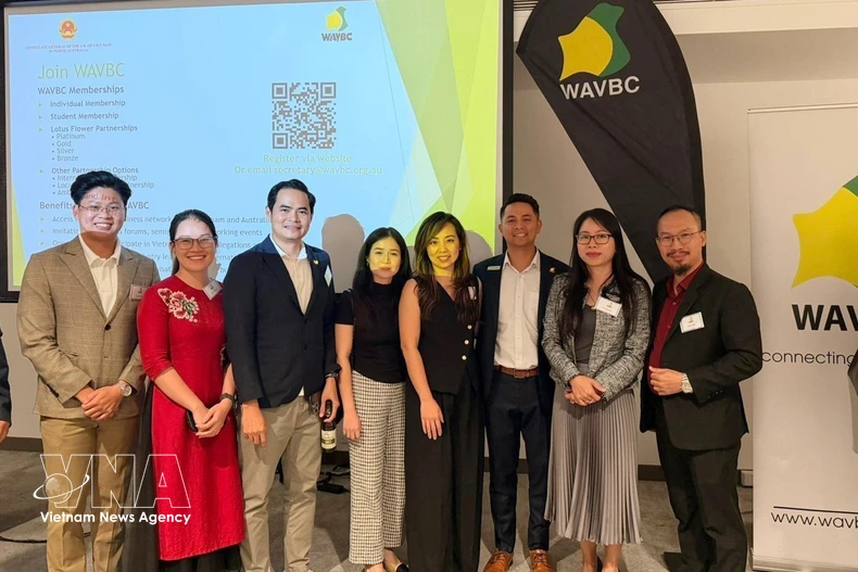 La cónsul general de Vietnam en Perth, Nguyen Thanh Ha, (segunda derecha), y participantes en el foro. (Foto: VNA)