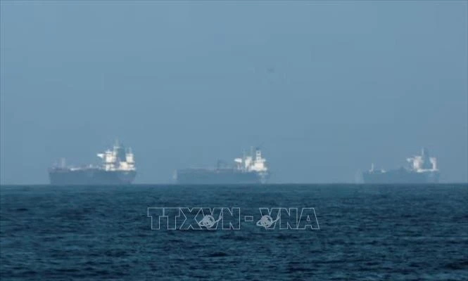 Embarcaciones fondeadas frente a la costa de Fujairah, en los Emiratos Árabes Unidos (EAU), en medio de las restricciones de Irán a las actividades marítimas en el estrecho de Ormuz, el 3 de marzo de 2026. Foto: REUTERS/VNA