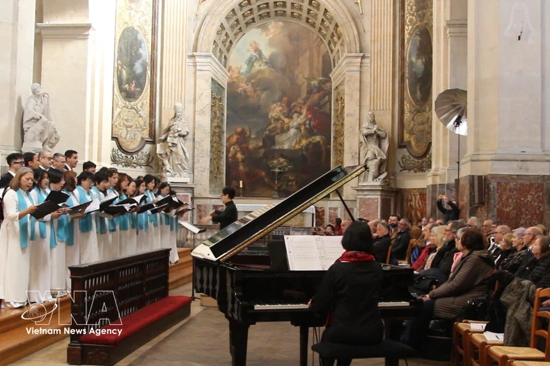 El Coro Que Huong (Patria) en el 28.º Festival Internacional de Coros de París. (Foto: VNA)