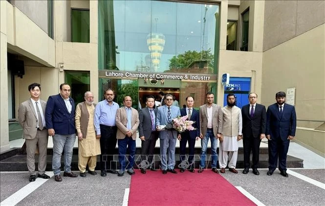 El embajador de Vietnam en Pakistán, Pham Anh Tuan, con dirigentes de la Cámara de Comercio e Industria de Lahore. (Foto: VNA)