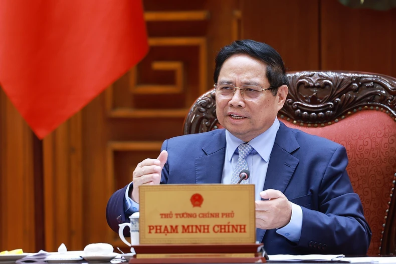 El primer ministro de Vietnam, Pham Minh Chinh, preside una reunión para revisar el progreso y acelerar la implementación del proyecto ferroviario clave Lao Cai - Hanoi - Hai Phong, que conectará con la red china. (Foto: VNA)