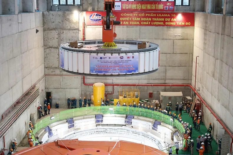 Instalan rotor de segunda turbina en expansión hidroeléctrica de Hoa Binh (Foto: VA)