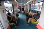 Los pasajeros utilizan el tramo elevado de 8,5 km de la línea de metro de la estación Nhon - Hanoi en el primer día de operación comercial el 8 de agosto. (Foto: VNA)