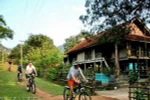 Turistas extranjeros exploren comunas de etnias minoritarias en Mai Chau, provincia de Hoa Binh (Fuente: VNA)