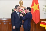 El ministro vietnamita de Relaciones Exteriores, Bui Thanh Son, entrega la medalla conmemorativa “Por la causa de la diplomacia vietnamita” al embajador japonés en Vietnam, Yamada Takio. (Fuente: TGVN)