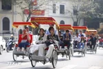 Turistas recorren por Hanoi en triciclos. (Fuente:VNA)