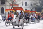 Turistas recorren por Hanoi en triciclos. (Fuente:VNA)