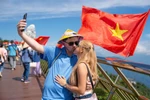 Turistas extranjeros en el Puente Dorado en la ciudad de Da Nang. (Fuente: VNA)