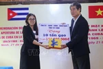 Las autoridades del Comité Popular de Tay Ninh entregan de manera simbólica 10 toneladas de arroz al pueblo cubano. (Fuente:VNA)